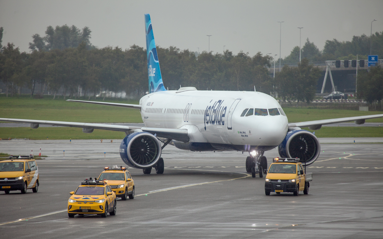 Thumbnail voor Kletsnat onthaal voor eerste vlucht JetBlue op Schiphol