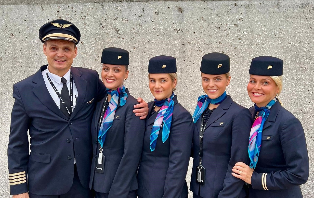 Thumbnail voor Bijzondere Icelandair-vlucht: piloot vliegt met vrouw en drie dochters als cabinepersoneel
