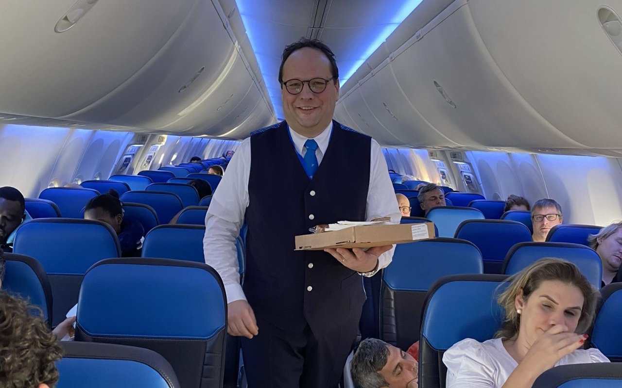 Thumbnail voor Operationeel directeur KLM draait dagje mee als steward