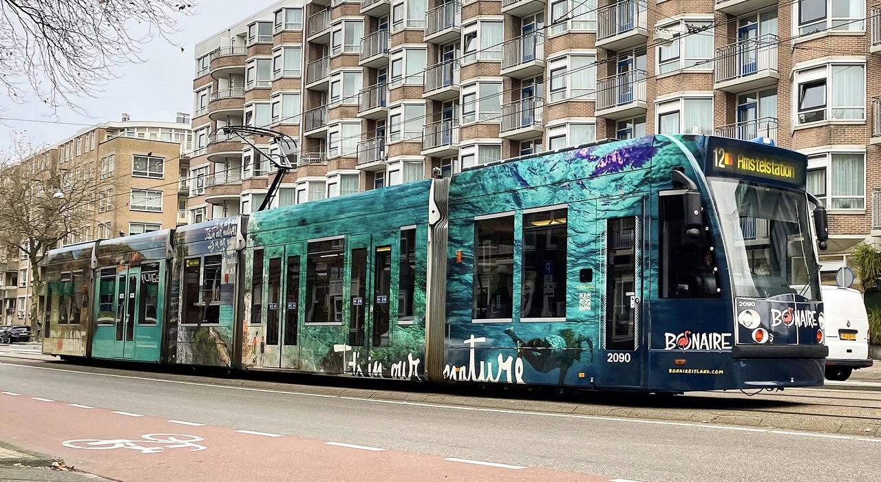 Thumbnail voor Amsterdam in zomerse sferen met de Bonaire tram