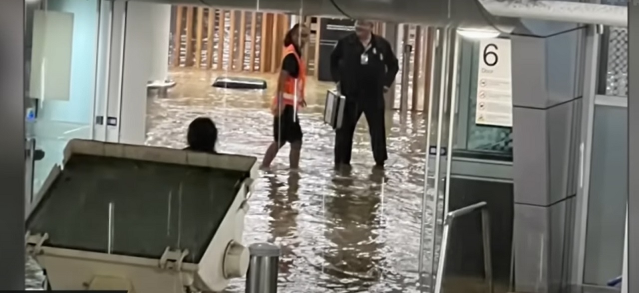 Thumbnail voor Luchthaven Auckland gesloten door recordhoeveelheid regen