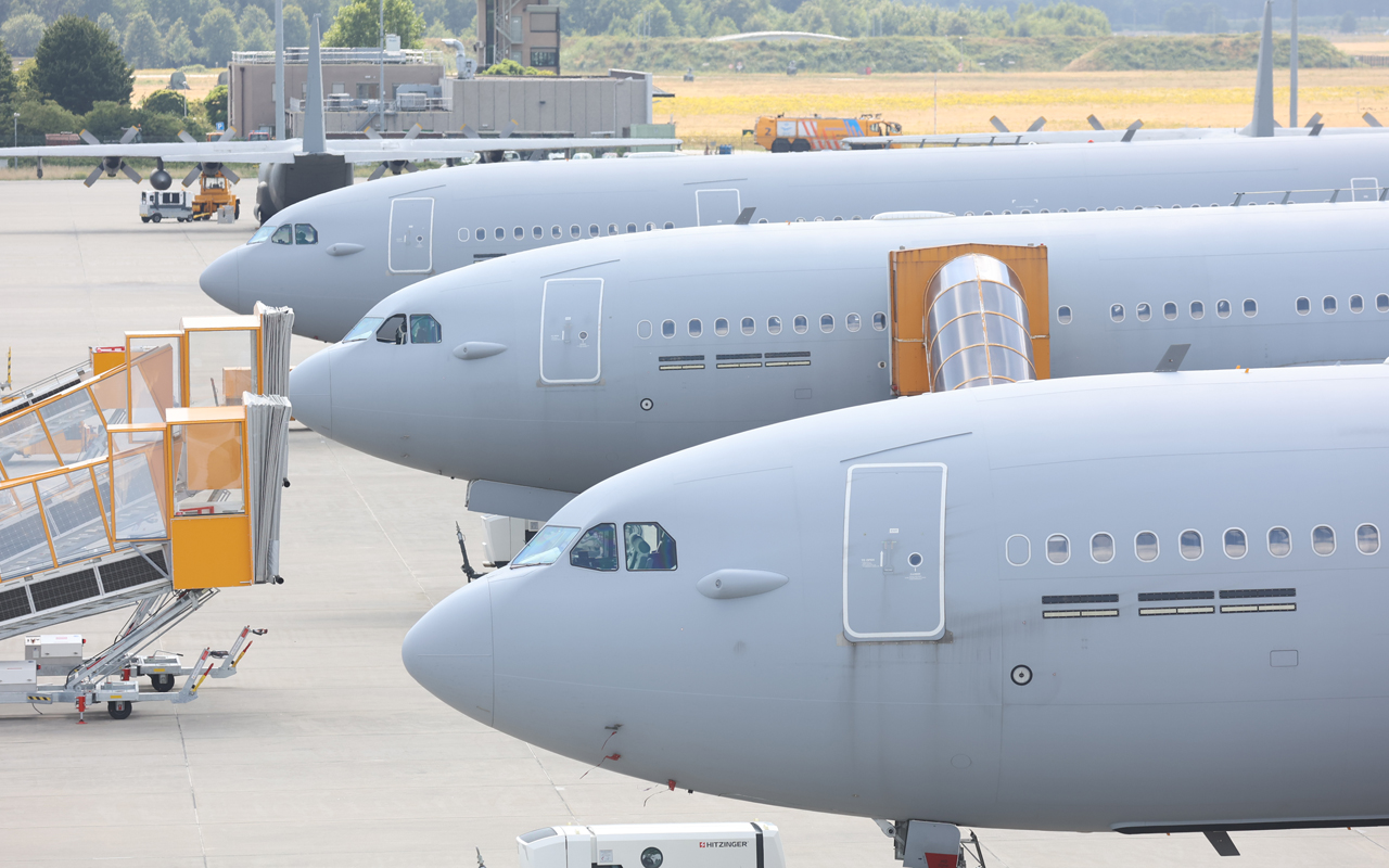 Thumbnail voor Nederlanders in Israël kunnen woensdag met defensievliegtuig terug, donderdag mogelijk met KLM
