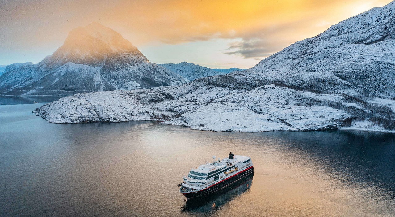 Thumbnail voor De Jong Intra Vakanties voegt Hurtigruten Expeditiecruise vanuit IJmuiden toe aan aanbod