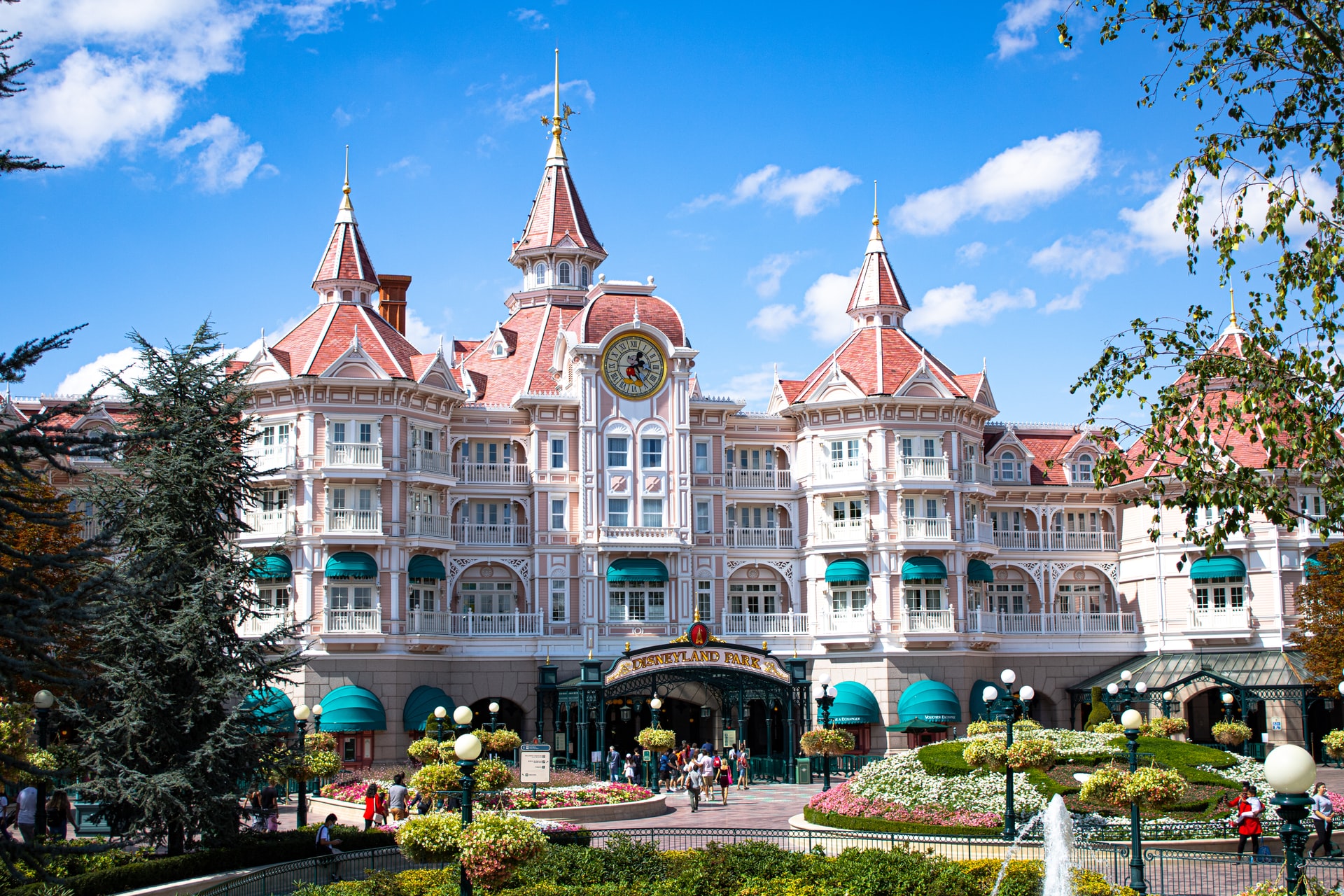 Thumbnail voor Disneyland Hotel in Parijs ondergaat renovatie met een koninklijk thema