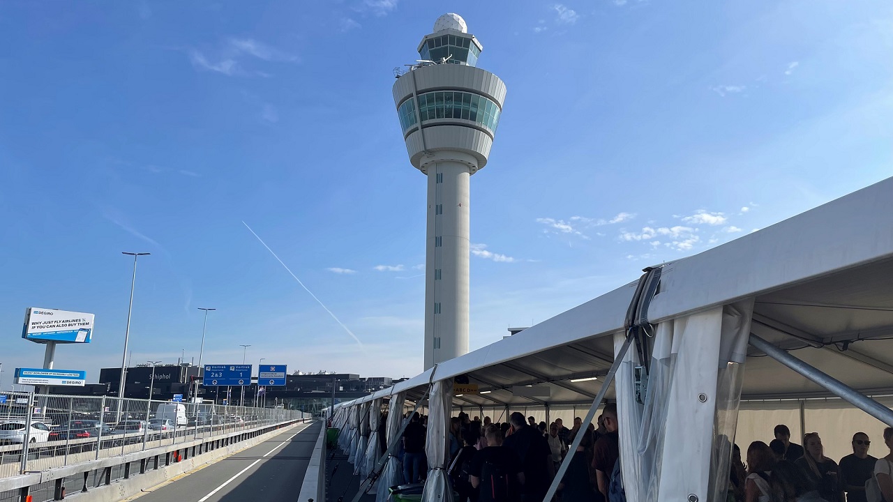 Thumbnail voor Te lange rijen: Schiphol vraagt airlines vandaag vluchten te annuleren