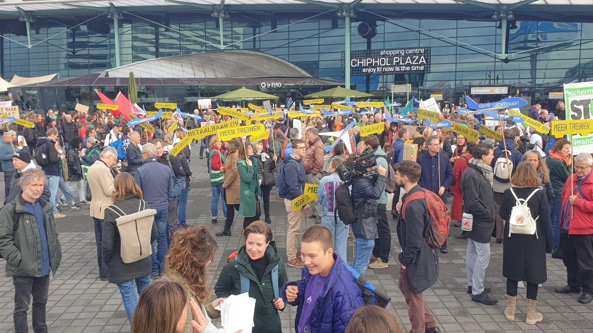 Thumbnail voor Klimaatactivisten demonstreren op Schiphol