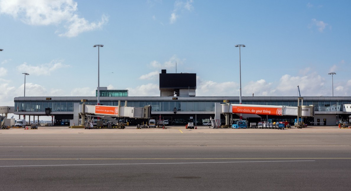 Thumbnail voor Zembla: Schiphol en KLM al 15 jaar op de hoogte van verhoogd risico op kanker platformpersoneel