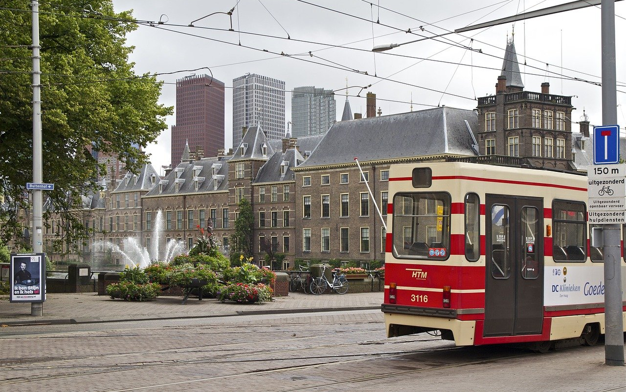 Thumbnail voor Den Haag weert reclame voor vliegreizen uit bus- en tramhokjes