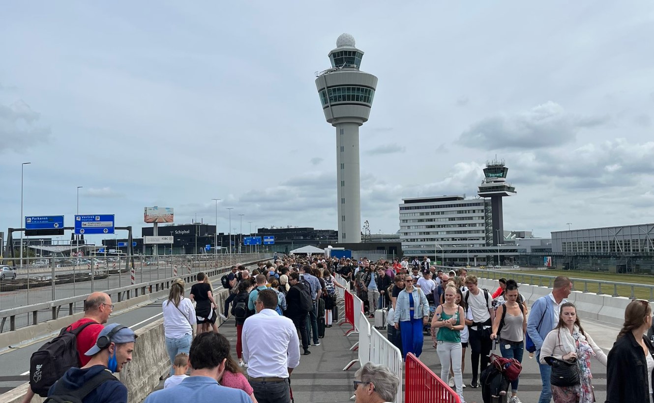 Thumbnail voor Gemiste vluchten en lange rijen op Schiphol: ‘vier uur van tevoren aanwezig is niet genoeg’