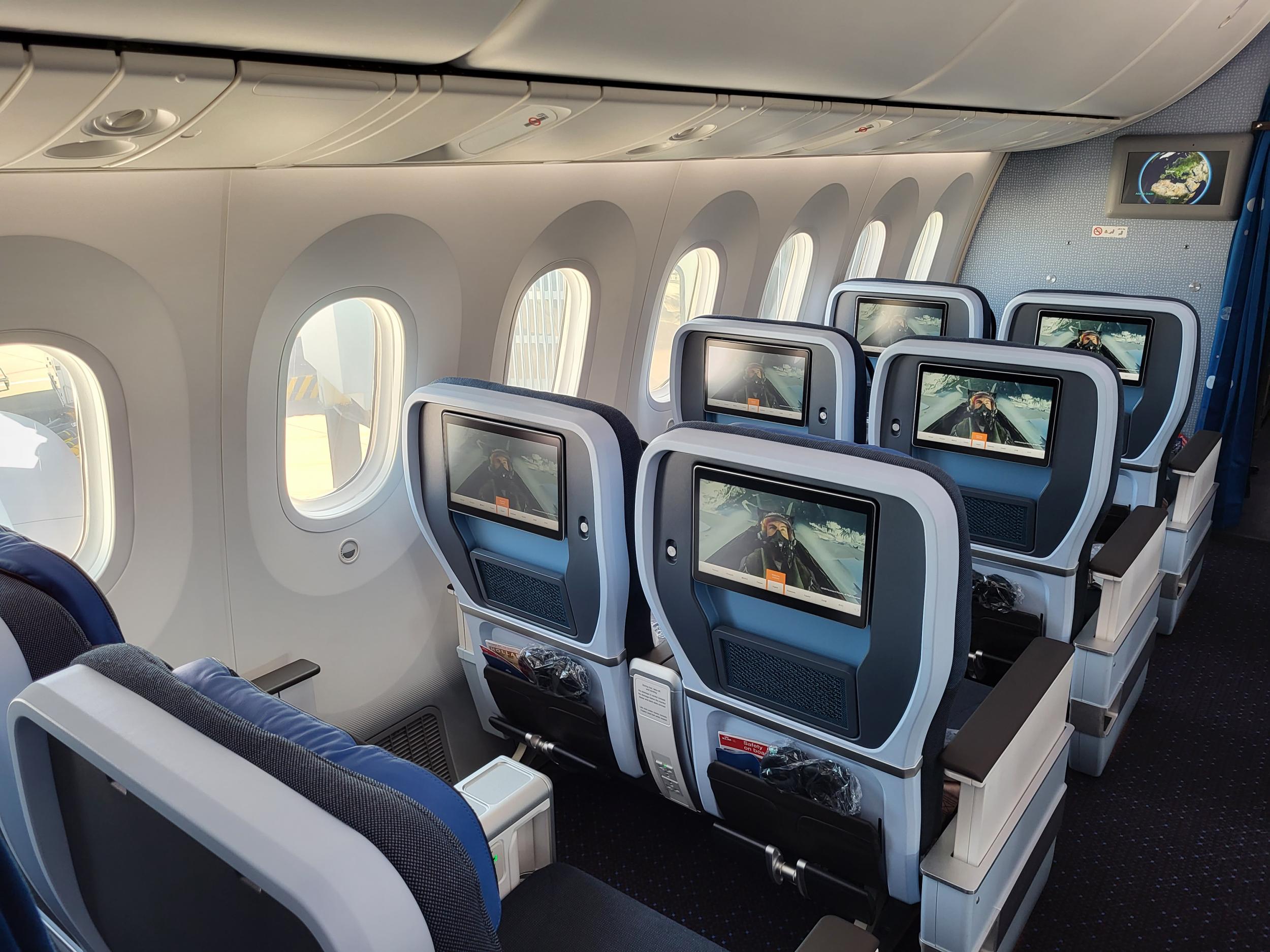 Thumbnail voor KLM voert eerste officiële vlucht uit met nieuwe Premium Comfort Class
