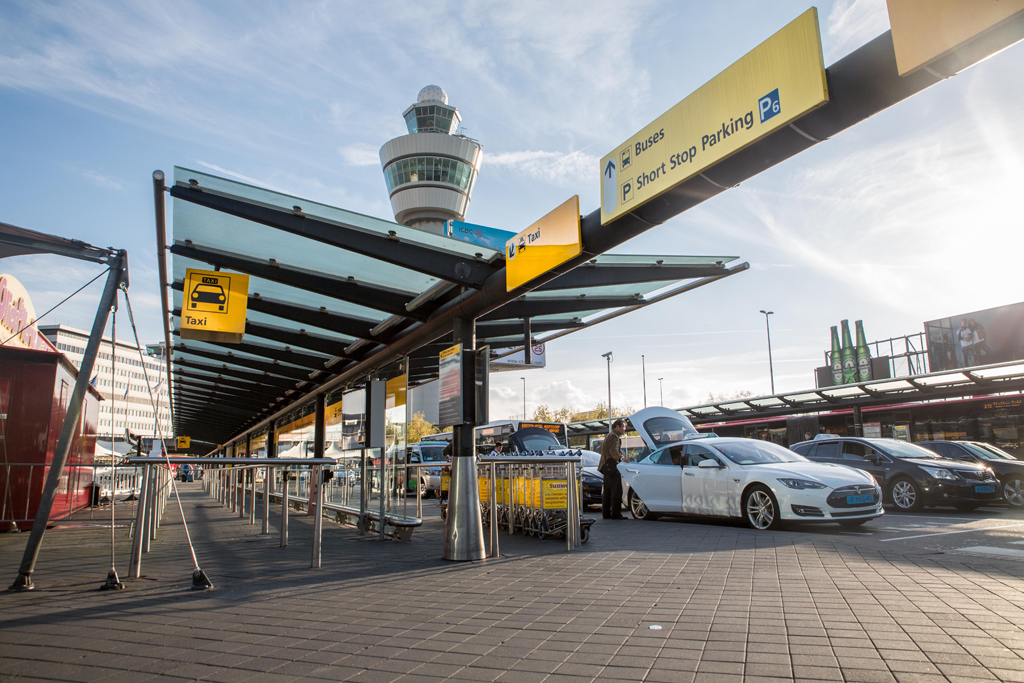 Thumbnail voor Taxi op veel vliegvelden fors duurder, Schiphol is uitzondering