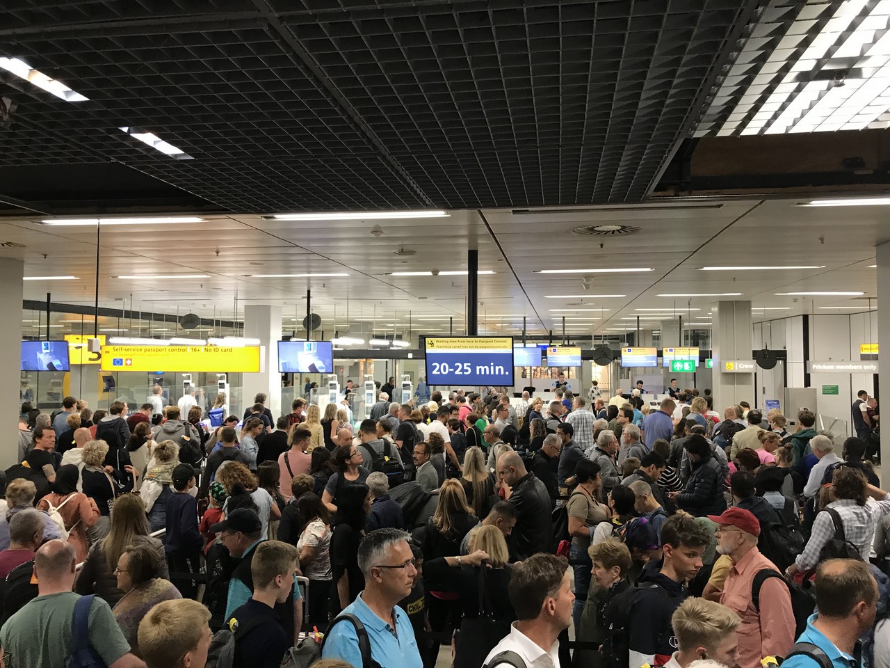 Thumbnail voor Schiphol doet beroep op passagiers: kom niet te vroeg naar de luchthaven