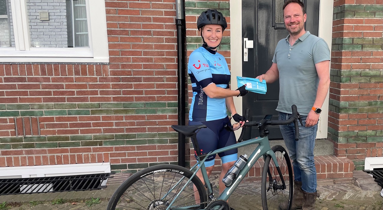 Thumbnail voor Sandra Vestjens (TUI at Home) brengt tickets langs op de fiets: ‘Werk met aangename combineren’