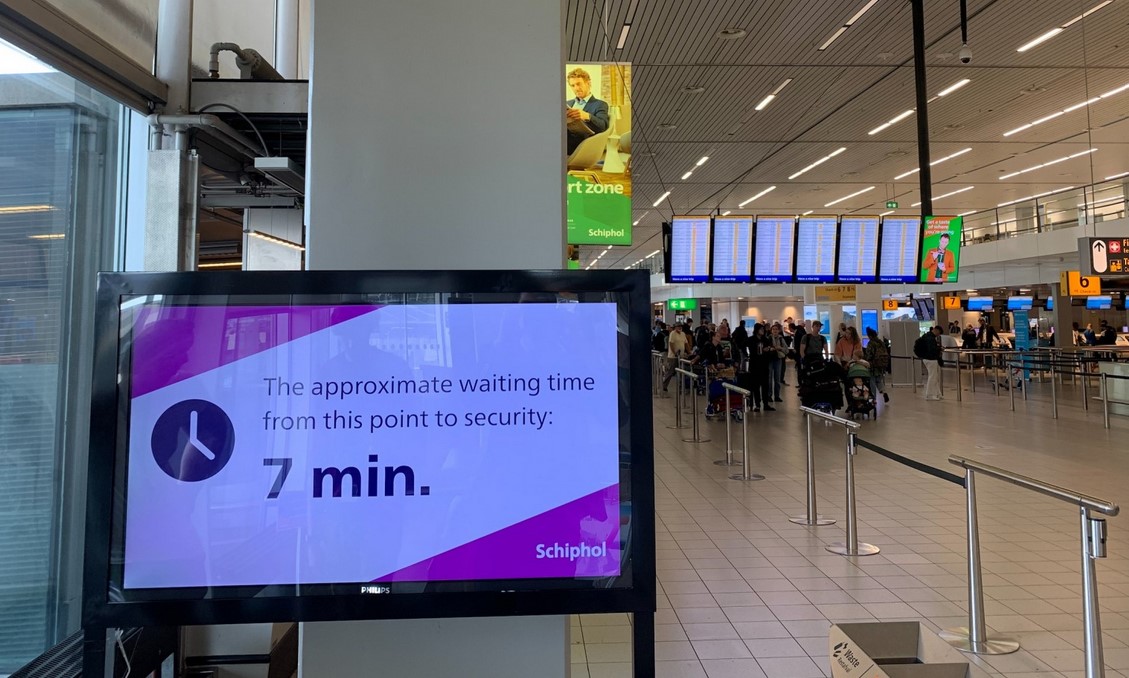 Thumbnail voor Schiphol plaatst borden in terminal met actuele wachttijd tot de securitycontrole