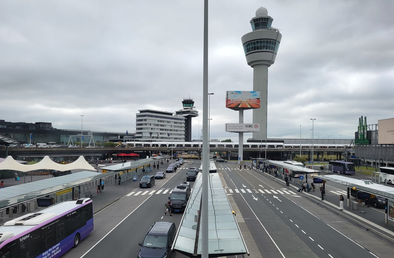 Thumbnail voor Schiphol roept reizigers nogmaals op om niet te vroeg te komen