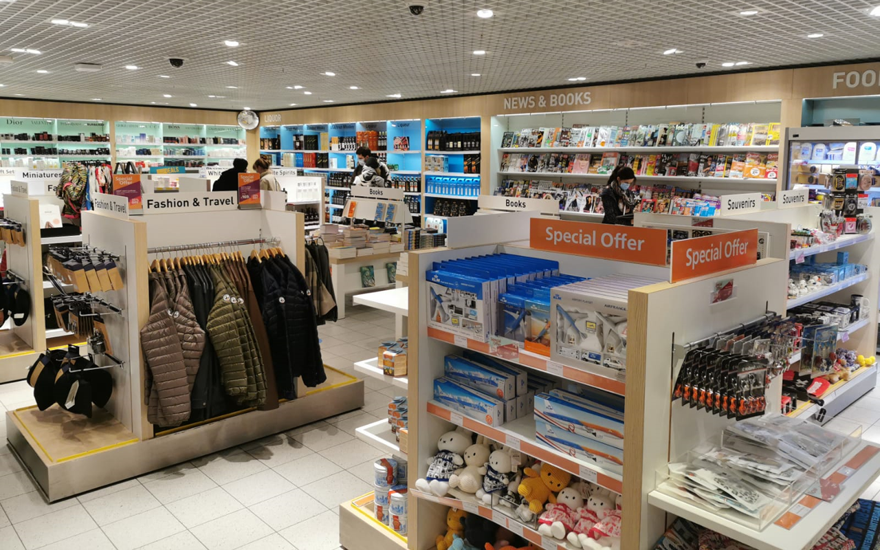 Thumbnail voor Schiphol gaat overstag: niet-essentiële winkels op hele luchthaven dicht