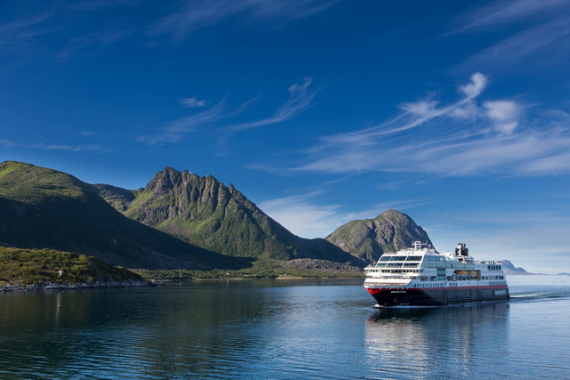 Thumbnail voor Hurtigruten introduceert nieuwe afvaarten naar Britse eilanden voor komende zomer