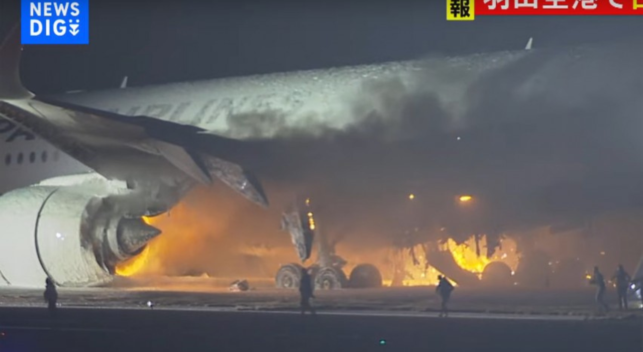 Thumbnail voor Vliegtuig Japan Airlines in brand, alle 367 passagiers geëvacueerd