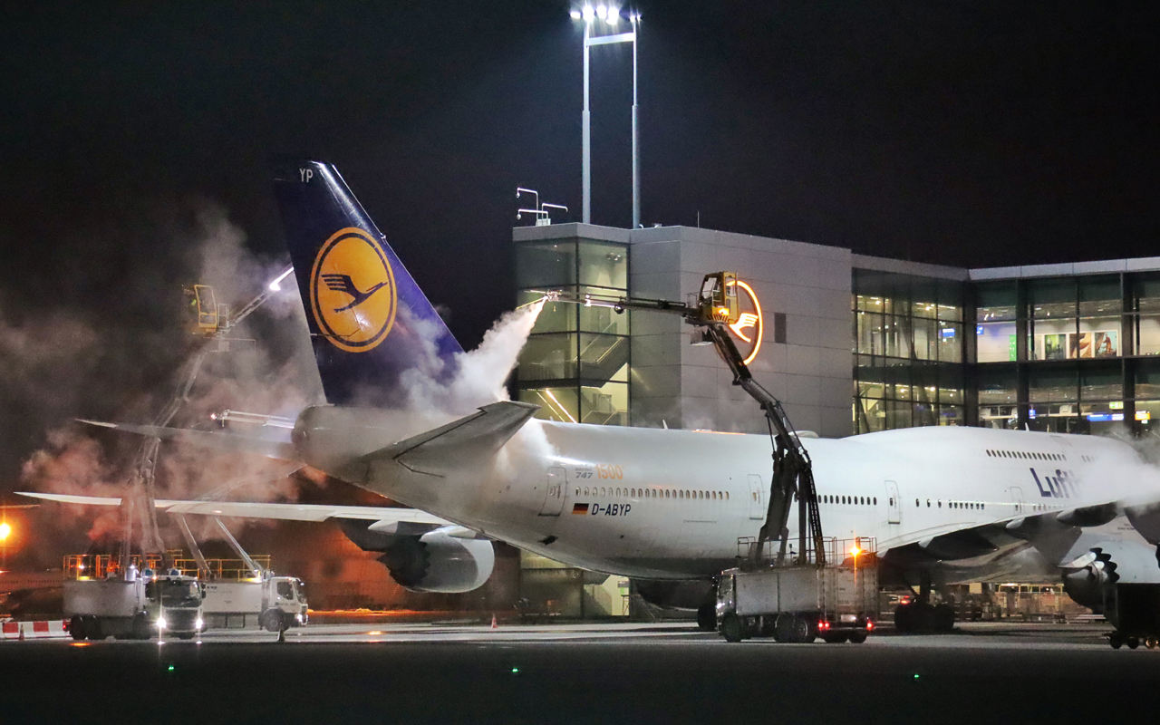 Thumbnail voor Luchthaven Frankfurt schrapt weer 300 vluchten door winterweer
