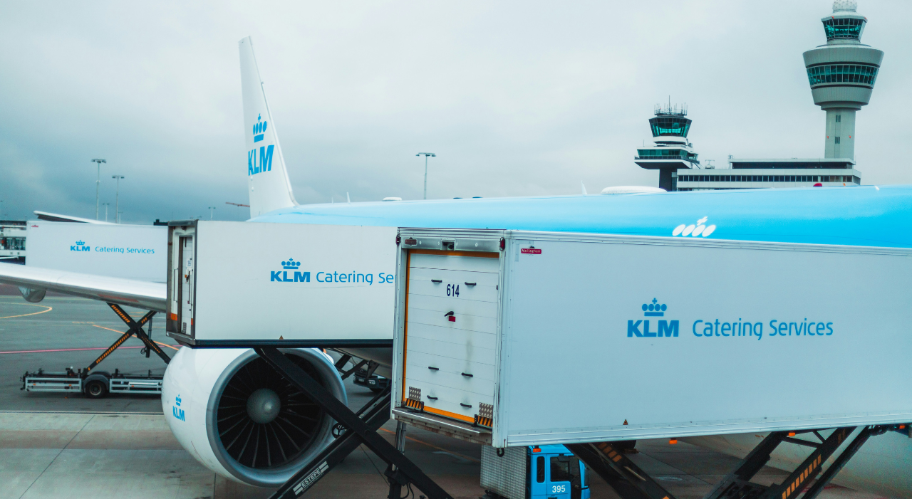 Thumbnail voor KLM laat reizigers vooraf maaltijd kiezen om verspilling tegen te gaan