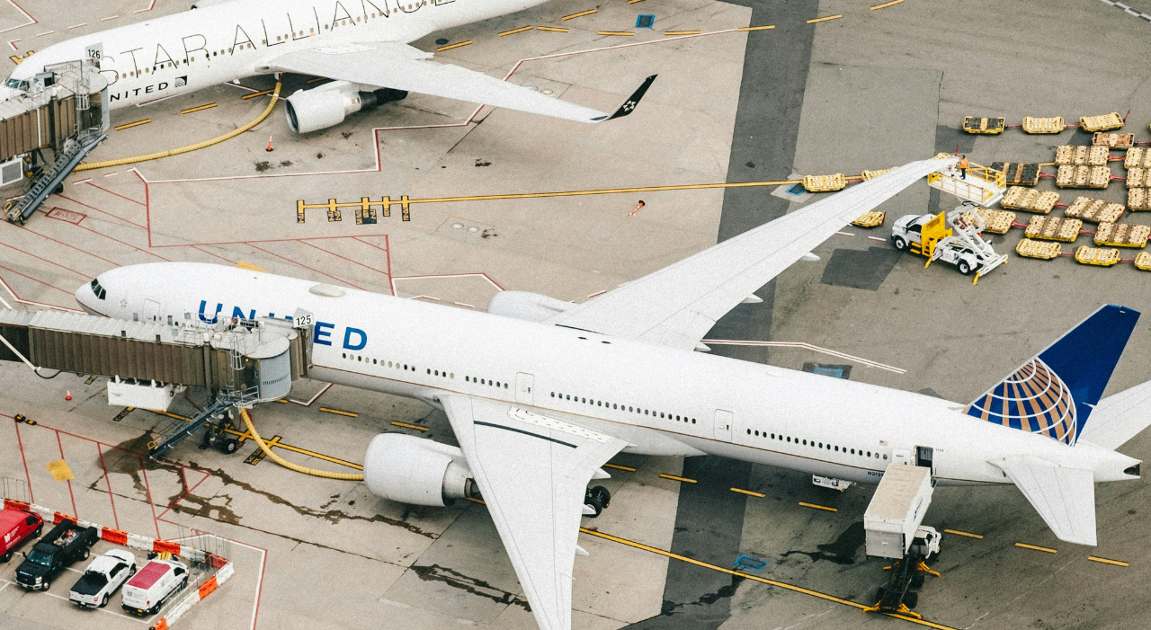 Thumbnail voor Losgekomen wiel United 777-200ER verplettert geparkeerde auto
