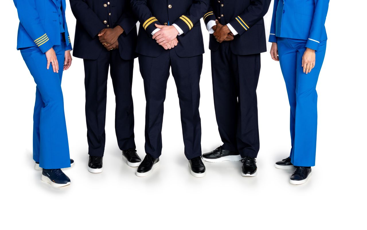 Thumbnail voor KLM-personeel mag vanaf 6 mei sneakers onder uniform dragen