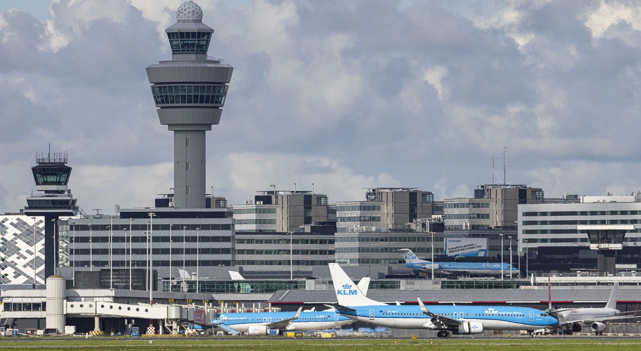 Thumbnail voor Persoon komt op Schiphol in draaiende vliegtuigmotor en overlijdt