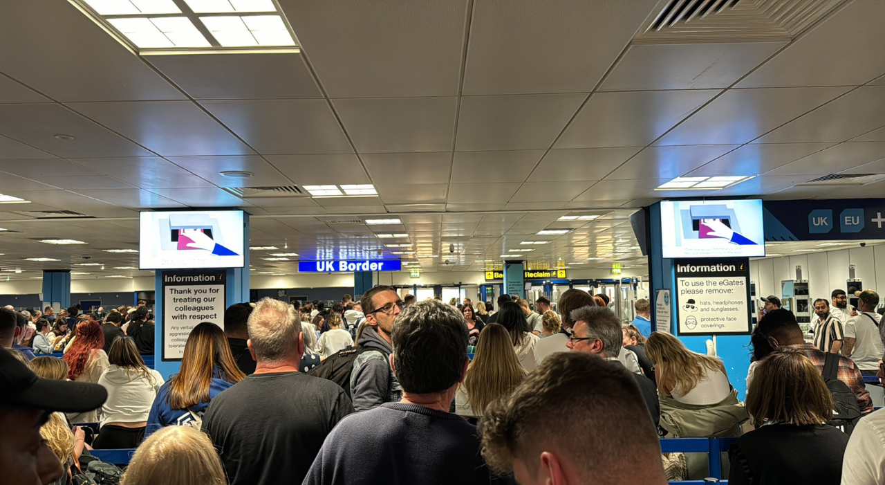 Thumbnail voor Avond vol chaos op Britse luchthavens door storing bij grenscontroles
