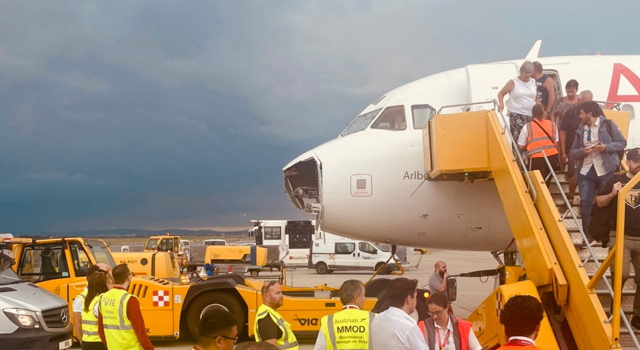 Thumbnail voor Vliegtuig van Austrian Airlines loopt forse schade op door hagel