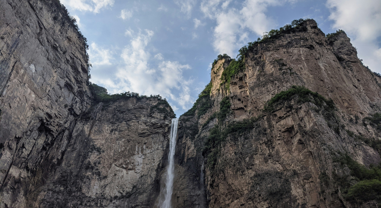 Thumbnail voor Opmerkelijk: water in beroemde Chinese waterval komt uit een buis