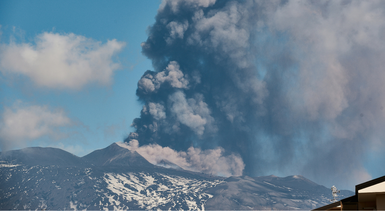 Thumbnail voor Siciliaanse luchthaven Catania gesloten door aswolk vulkaan Etna