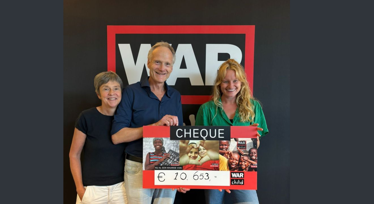 Thumbnail voor Frank Oostdam overhandigt cheque van meer dan 10.000 euro aan War Child na afscheid