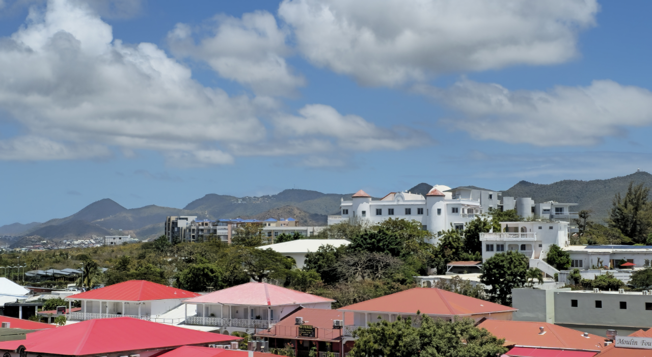 Thumbnail voor Bovenwindse eilanden bereiden zich voor op tropische storm, luchthaven Sint-Maarten gesloten