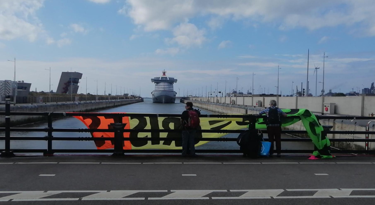 Thumbnail voor Cruiseschip kan doorvaren na protest XR bij sluis IJmuiden