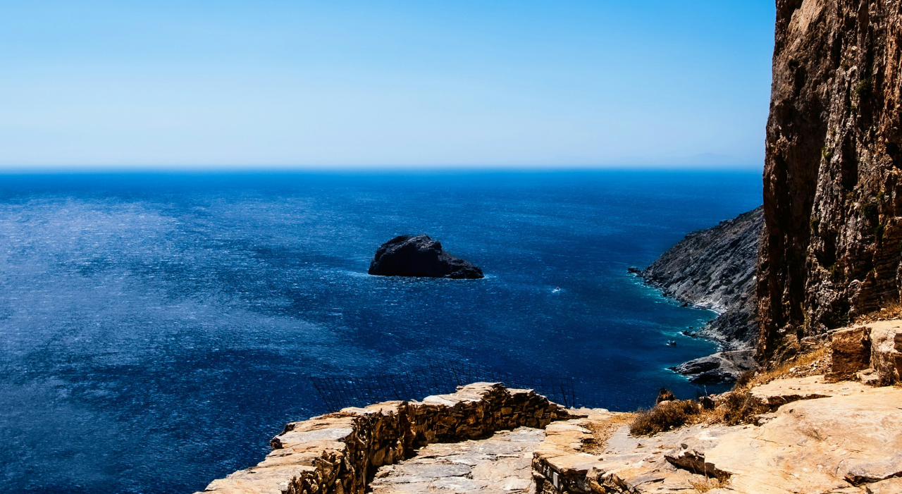 Thumbnail voor Ook noodtoestand uitgeroepen voor Griekse eiland Amorgos na duizenden aardbevingen