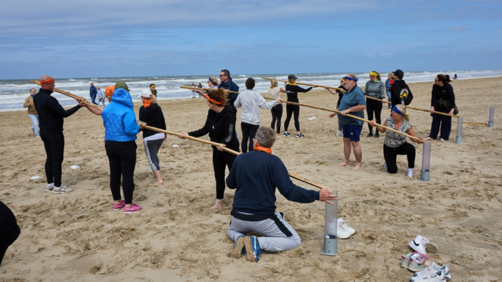 Activiteit met reisagenten op het strand